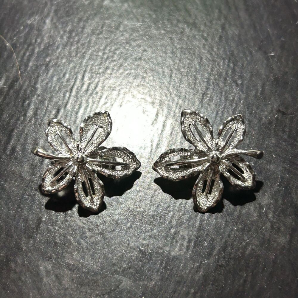 Vintage 1" Sarah Coventry Signed Silver Tone Leaf Clip-On Earrings
